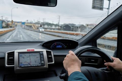 車の異音でブーンとなる原因は ブレーキやアクセルを踏むと起こる理由と修理代について 車検ナビ